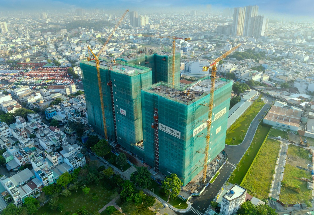 Nỗ lực thực hiện đúng cam kết về tiến độ, The Privia đã tiến hành cất nóc, chính thức bước vào giai đoạn hoàn thiện kết cấu bên trong và mặt ngoài.