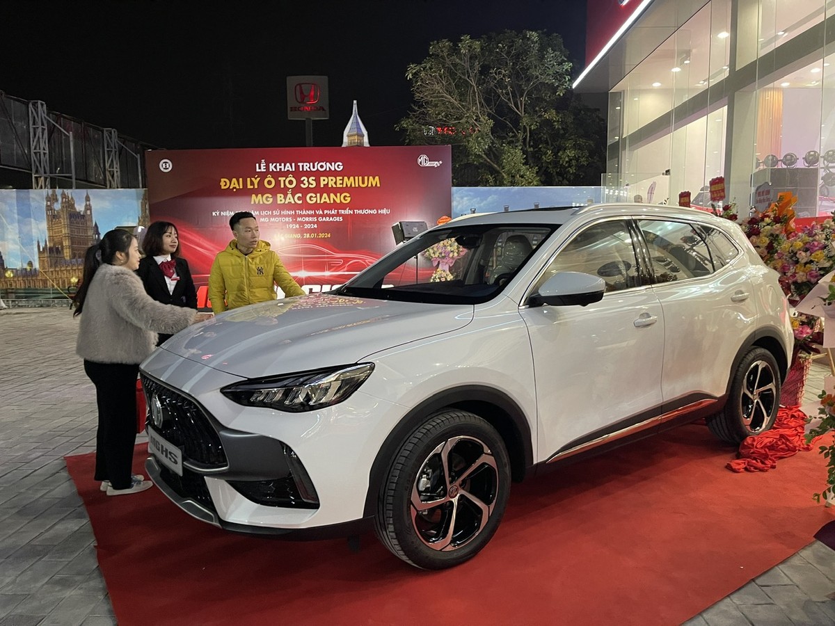 Nội thất của MG HS 2024 vẫn giữ nguyên không gian rộng rãi với 2 hàng ghế và 5 chỗ ngồi. Toàn bộ ghế ngồi đều được bọc da, ghế lái chỉnh điện 6 hướng.