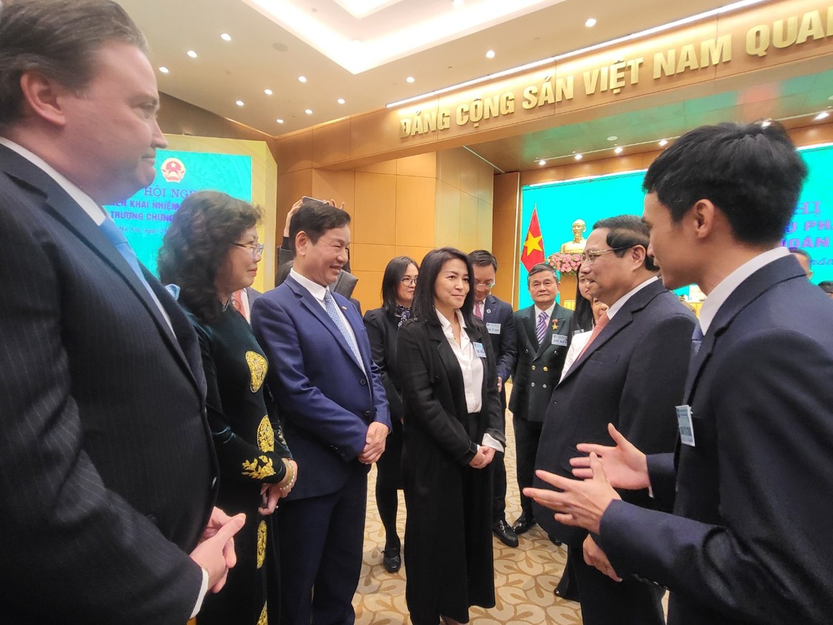 Thủ tướng gặp gỡ doanh nghiệp và nhà đầu tư bên lề Hội nghị triển khai nhiệm vụ phát triển thị trường chứng khoán năm 2024. Ảnh Lâm Nhi