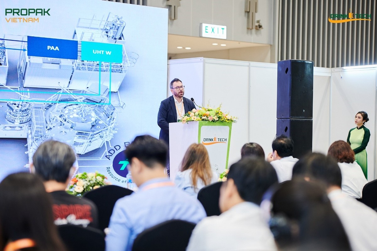 Ông Massimo Nascimbeni - Giám đốc Sản phẩm thổi chai và chiết rót của GEA chia sẻ về công nghệ chiết rót vô trùng Aseptic.