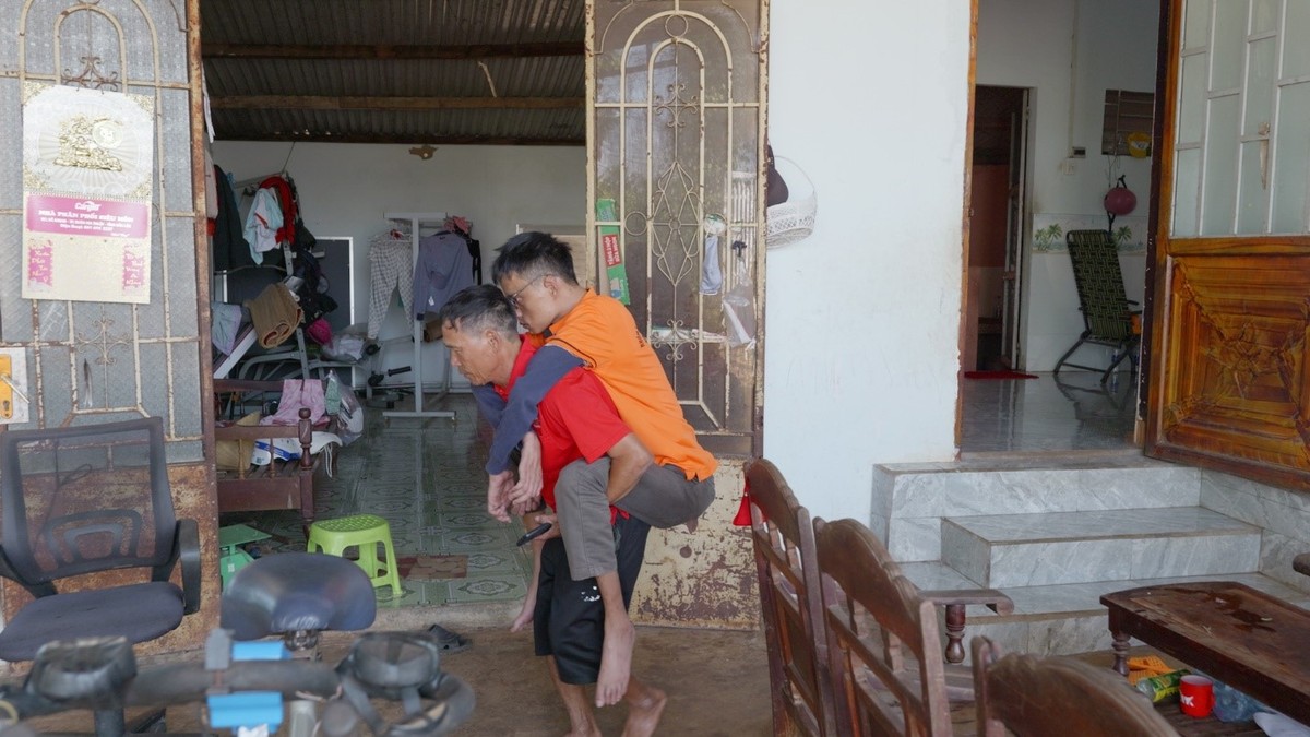 Nguyễn Tài Nam không còn có thể đi lại và nghe nói bình thường sau 24 lần phẫu thuật. Nguyễn Tài Nam không còn có thể đi lại và nghe nói bình thường sau 24 lần phẫu thuật.