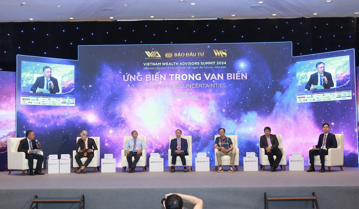 Các chuyên gia kinh tế chia sẻ tại Diễn đàn Cao cấp cố vấn tài chính lần thứ hai năm 2024.