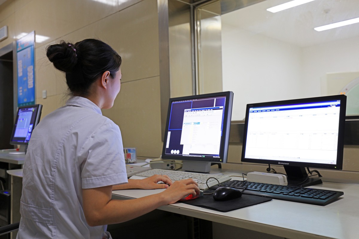 Thông qua Base.vn, phòng Tổ chức Cán bộ của đơn vị y tế sẽ được giảm tải rất nhiều, quản lý và xử lý nghiệp vụ nhân sự hiệu quả hơn. Các cán bộ y tế cũng sẽ tiết kiệm được thời gian, công sức để xử lý thủ tục giấy tờ cá nhân, thay vào đó tập trung vào chuyên môn hơn.