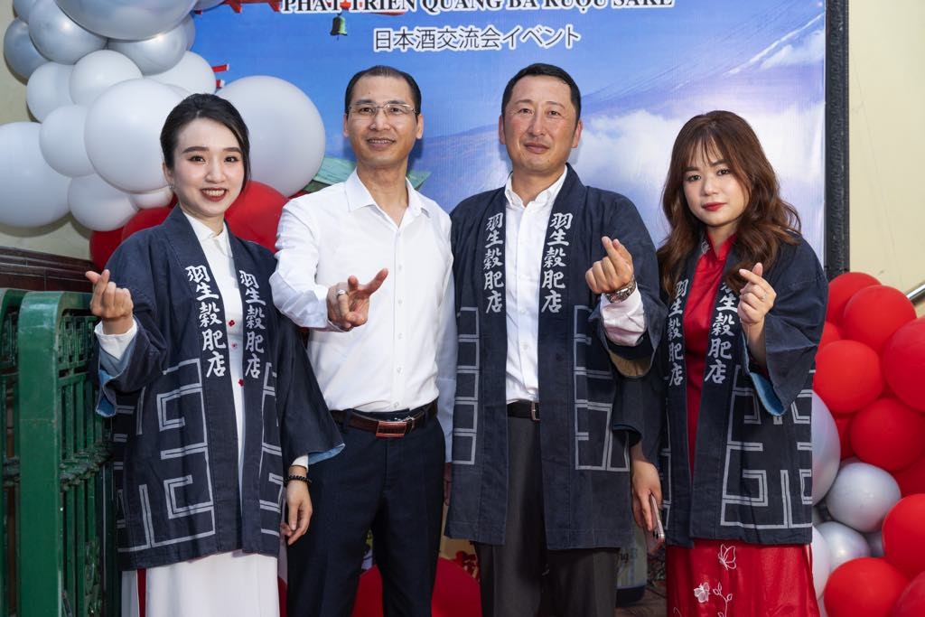 Gia đình Hanyu đã điều hành việc sản xuất lúa gạo ở một ngôi làng trong nhiều thế hệ và bắt đầu đến Việt Nam trồng lúa giống Nhật từ năm 2023.