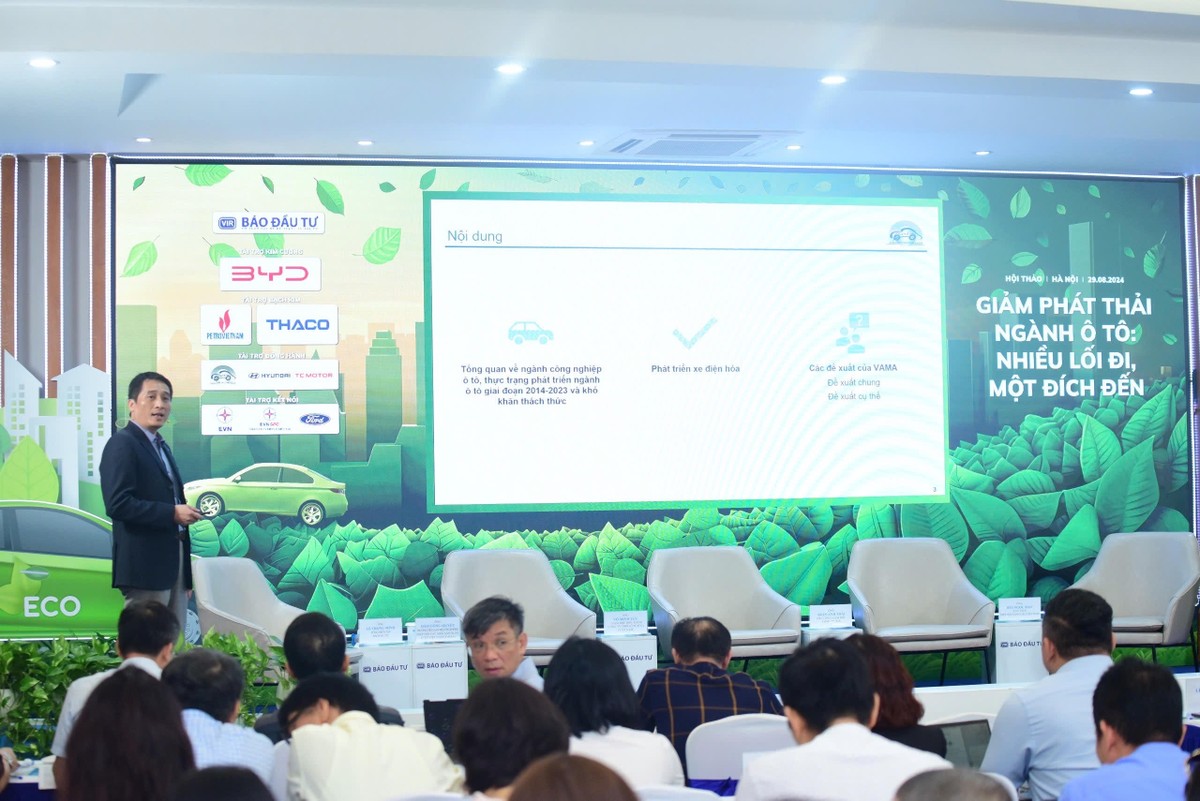 Ông Đào Công Quyết trình bày tham luận tại hội thảo. Ảnh: Dũng Minh.