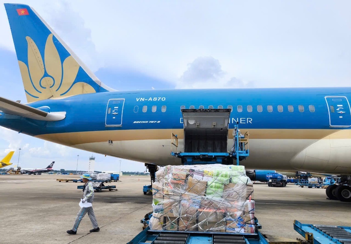Vietnam Airlines đã vận chuyển gần 30 tấn hàng cứu trợ vùng bão lũ miền Bắc.
