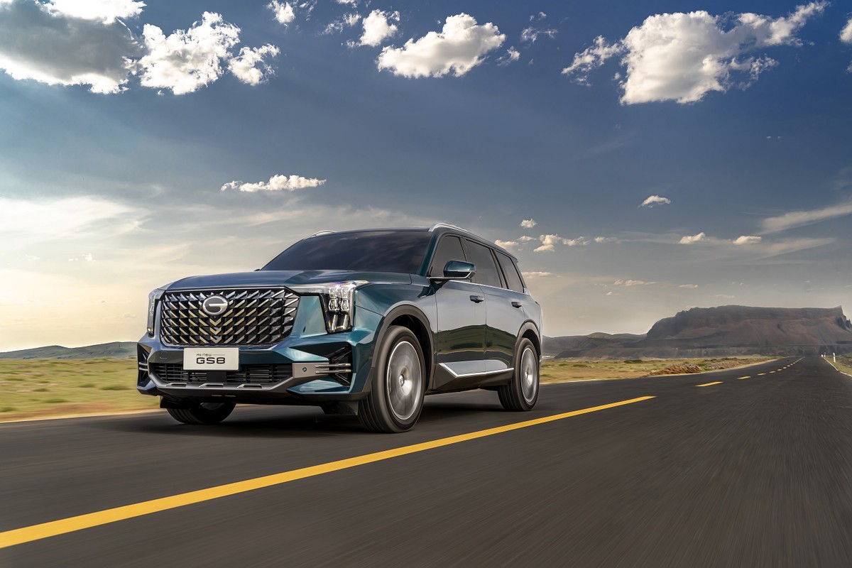 Bên trong GAC GS8 là một không gian nội thất được thiết kế theo tiêu chuẩn của những chiếc xe hạng sang, được kết nối với ngoại thất thông qua ngôn ngữ thiết kế "Star Diamond Shadow" bao gồm các cụm hình lục giác, hình thoi và các yếu tố hình học khác mang đến chiều sâu không gian cho tổng thể nội thất chiếc xe.