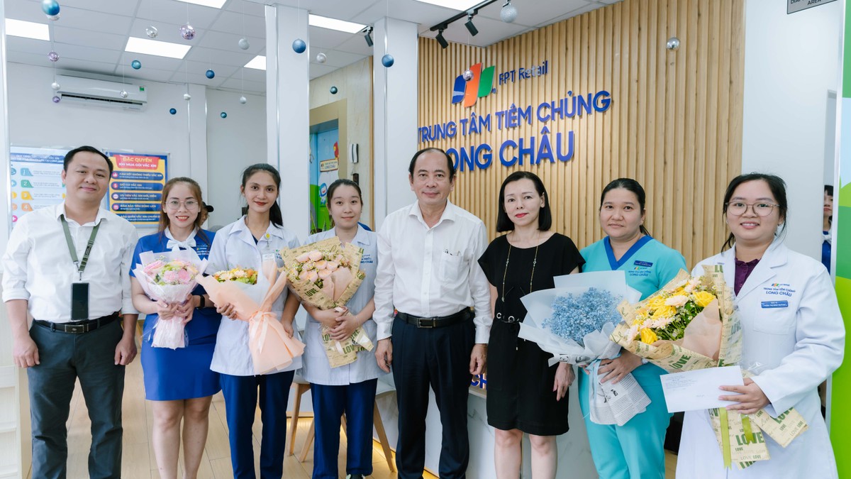 PGS TS BS Tăng Chí Thượng tặng hoa chúc mừng ê-kíp y, bác sĩ của Hệ thống nhà thuốc và tiêm chủng FPT Long Châu đã phối hợp cấp cứu sốc phản vệ thành công cho người bệnh. PGS TS BS Tăng Chí Thượng tặng hoa chúc mừng ê-kíp y, bác sĩ của Hệ thống nhà thuốc và tiêm chủng FPT Long Châu đã phối hợp cấp cứu sốc phản vệ thành công cho người bệnh.