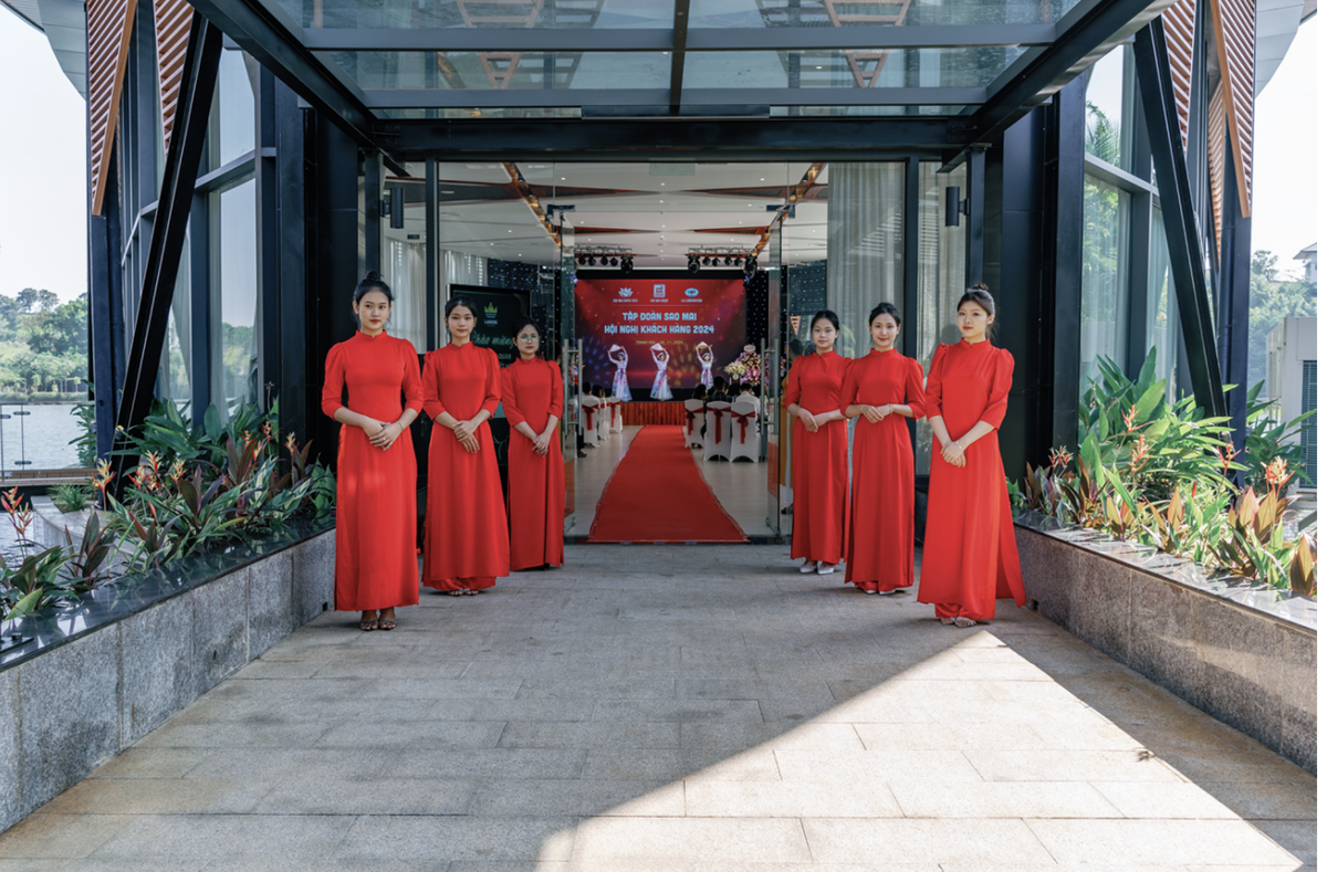 Cổng chào đón khách sang trọng, mặt tiền cân xứng, không gian trần cao thoáng đãng.