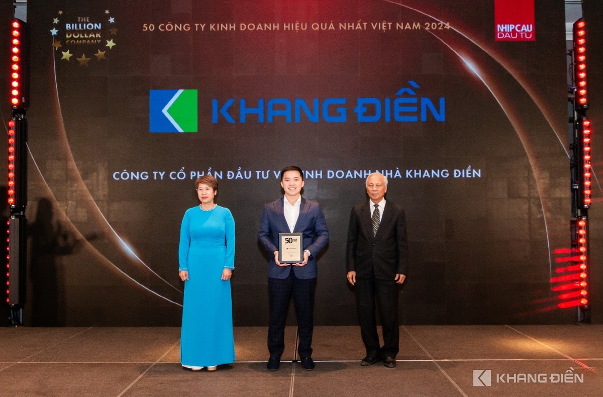 Đại diện Tập đoàn Khang Điền nhận giải thưởng "Nhà phát triển Bất động sản tiêu biểu" và "TOP 50 Công ty kinh doanh hiệu quả nhất Việt Nam" .