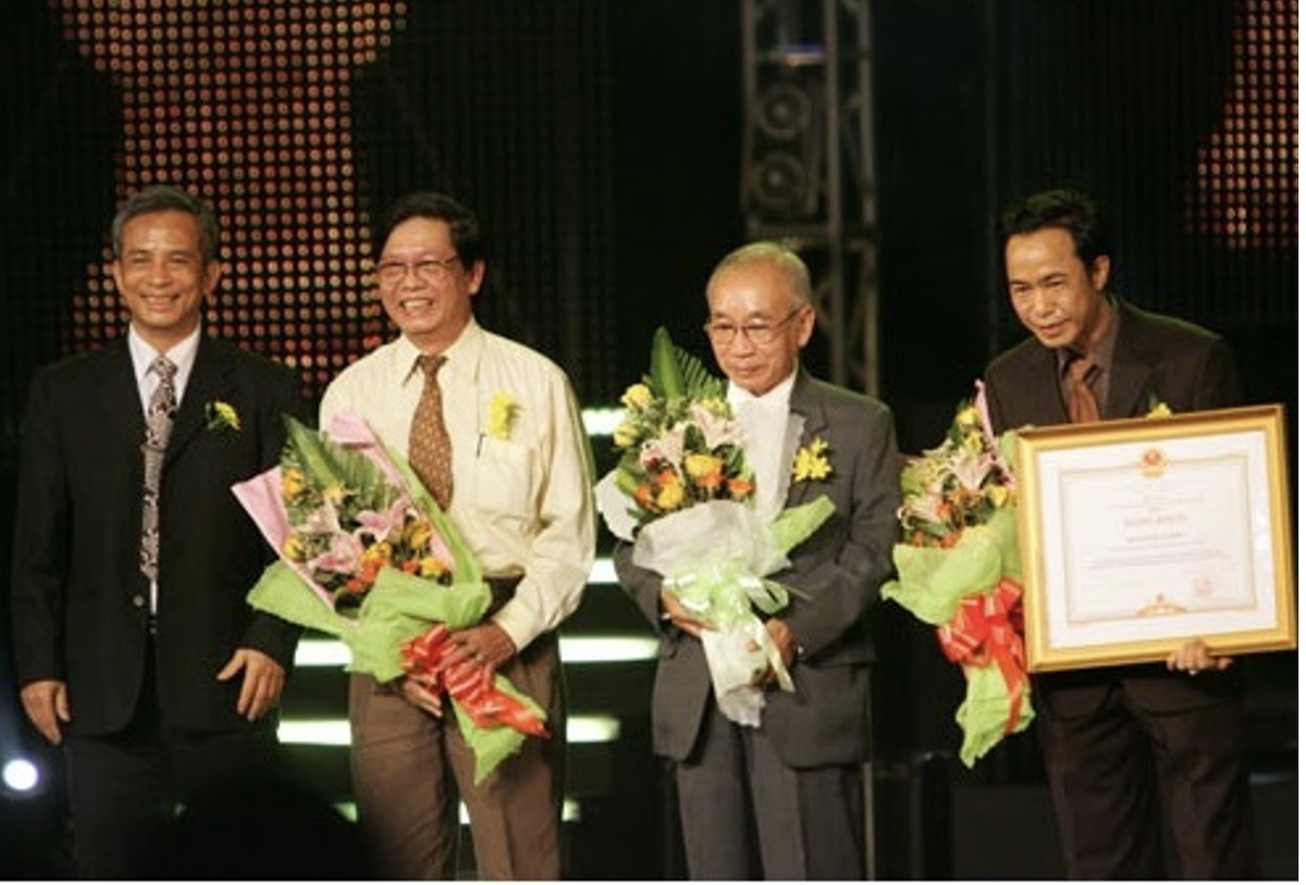 Giải Mai Vàng nhận bằng khen của Thủ tướng Chính phủ năm 2009. Giải Mai Vàng nhận bằng khen của Thủ tướng Chính phủ năm 2009.