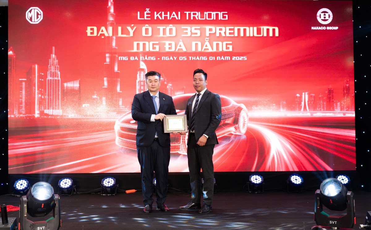 Ông Lu Minjie, Tổng giám đốc SAIC Motor Vietnam trao Chứng nhận Đại lý đạt tiêu chuẩn 3S Premium toàn cầu cho đại diện MG Đà Nẵng