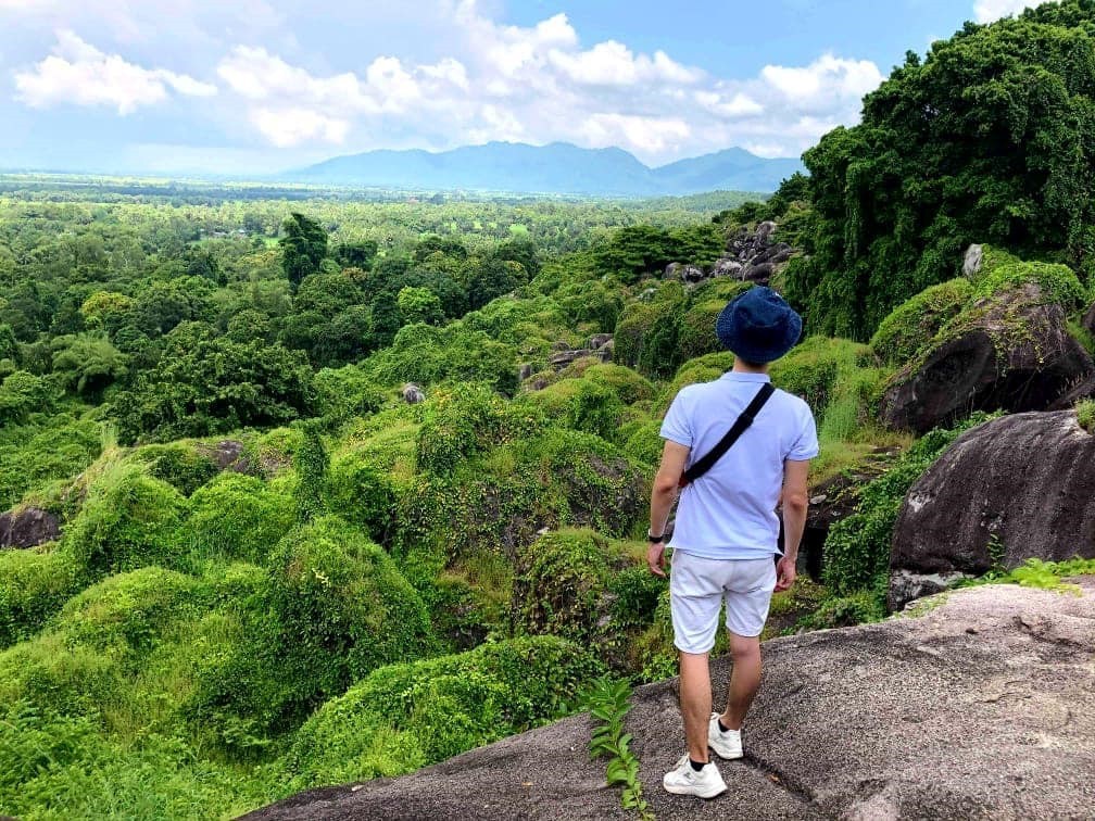 Bước chân đón xuân trên đỉnh đồi huyền thoại.