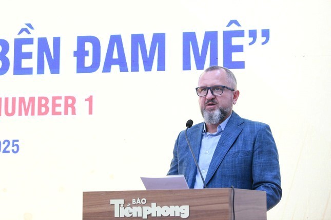 Ông Andrzej Tomasz Bialasiewicz – Tổng Giám đốc Marketing Công ty TNHH SX-TM-DV Number One phát biểu tại họp báo công bố giải thưởng. Ông Andrzej Tomasz Bialasiewicz – Tổng Giám đốc Marketing Công ty TNHH SX-TM-DV Number One phát biểu tại họp báo công bố giải thưởng.