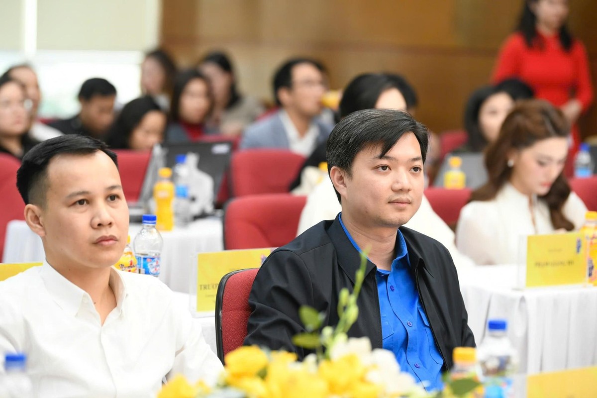 Ông Nguyễn Minh Triết tham dự sự kiện công bố giải thưởng Bền Đam Mê. Ông Nguyễn Minh Triết tham dự sự kiện công bố giải thưởng Bền Đam Mê.