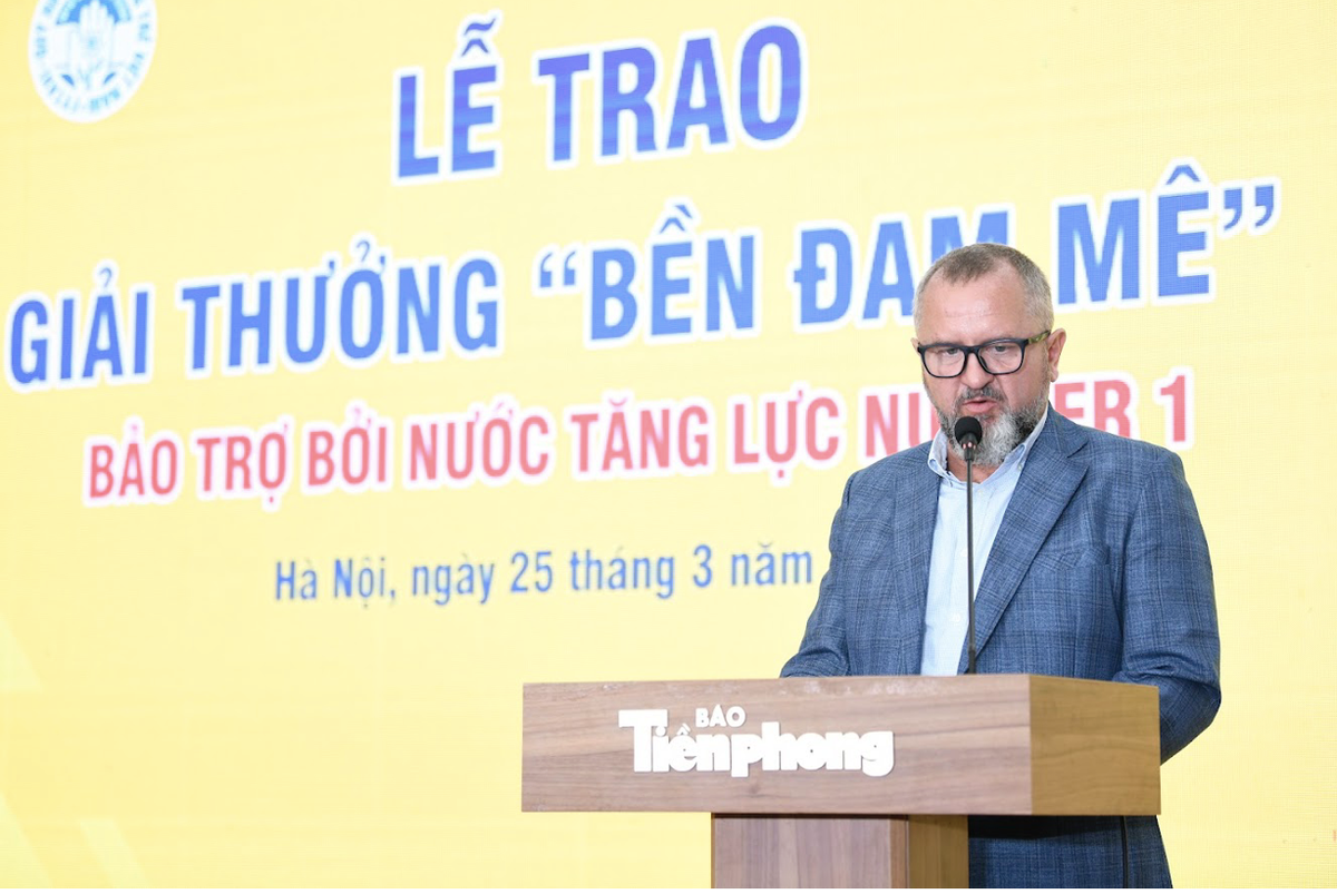 Ông Andrzej Tomasz Bialasiewicz - Tổng Giám đốc Marketing Công ty TNHH SX-TM-DV tại lễ trao giải.