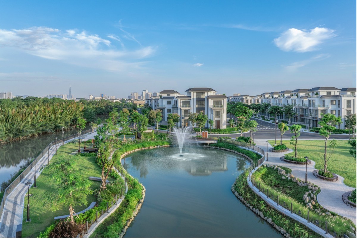 Với đội ngũ tư vấn đến từ Singapore và Thái Lan, Gladia by the Waters mang phong cách đương đại thanh lịch, sử dụng tông xám trắng chủ đạo, kết hợp với màu xanh của đá tự nhiên cùng hệ cửa màu nâu trầm ấm, tạo nên tổng thể hài hòa.