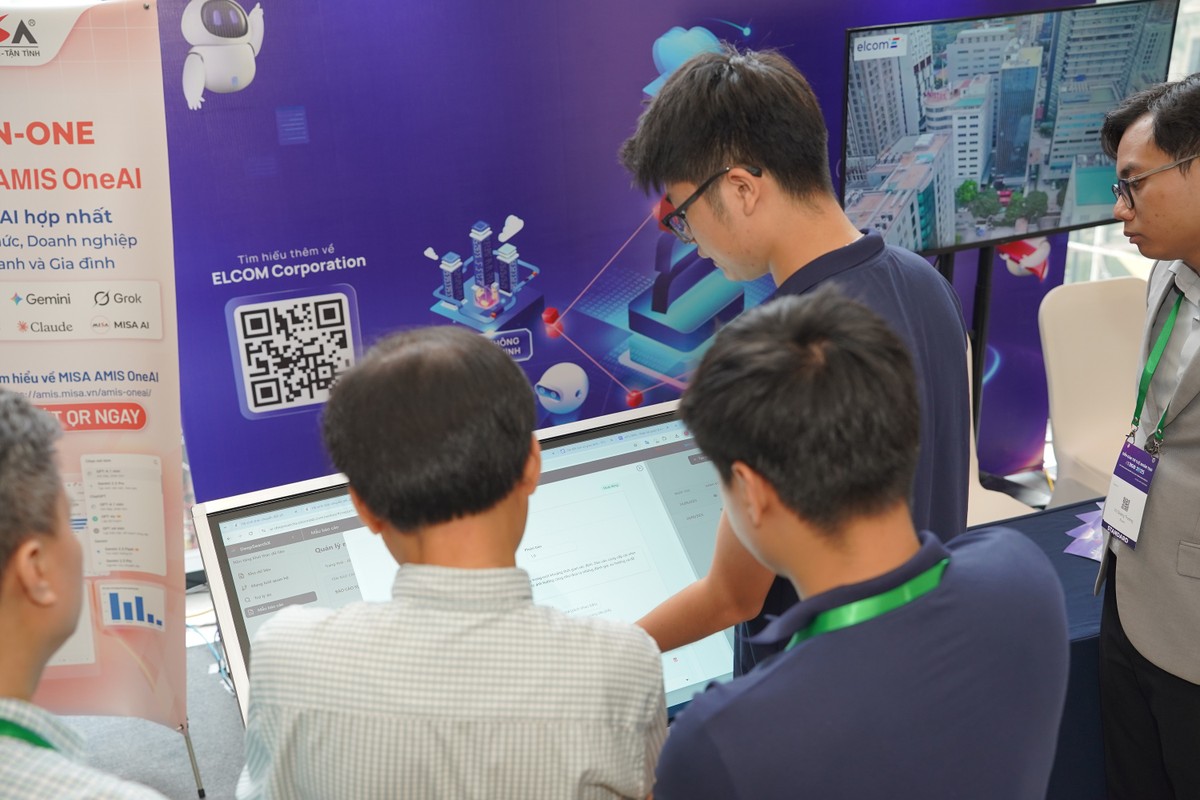 Trải nghiệm ứng dụng AI nâng cao hiệu quả chính quyền hai cấp tại Diễn đàn Trí tuệ nhân tạo do VINASA tổ chức ngày 9/10. Trải nghiệm ứng dụng AI nâng cao hiệu quả chính quyền hai cấp tại Diễn đàn Trí tuệ nhân tạo do VINASA tổ chức ngày 9/10.