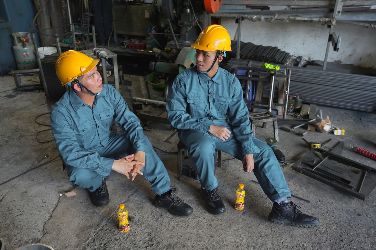 Nhiều người lao động không để mệt mỏi đánh gục, không để thử thách ngăn bước. Thay vì bỏ cuộc, họ chọn tiếp thêm năng lượng để luôn tỉnh táo và bền bỉ trong công việc. Nhiều người lao động không để mệt mỏi đánh gục, không để thử thách ngăn bước. Thay vì bỏ cuộc, họ chọn tiếp thêm năng lượng để luôn tỉnh táo và bền bỉ trong công việc.