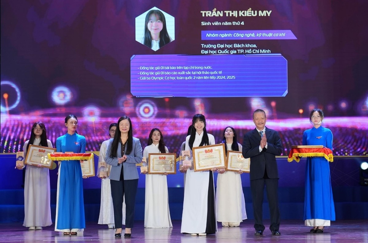 Trần Thị Kiều My nhận giải thưởng Nữ sinh Khoa học Công nghệ Việt Nam 2025 từ Ban tổ chức và đại diện nhãn hàng Number 1 (Ảnh QCV)