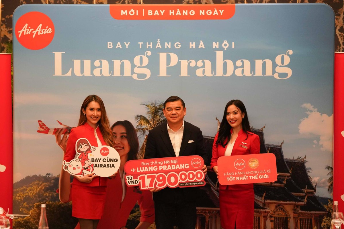 Tổng giám đốc Thai AirAsia (ở giữa) chia sẻ AirAsia triển khai chương trình ưu đãi đặc biệt cho chặng bay Hà Nội- Luang Prabang với giá vé chỉ từ 1.790.000 VND/chiều.