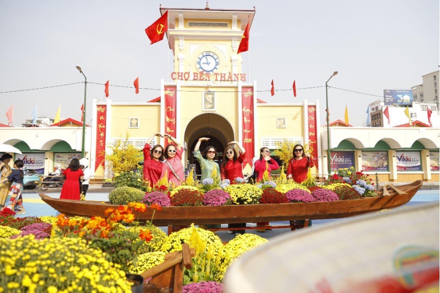 Trong không khí rộn ràng đón Xuân Bính Ngọ 2026, diện mạo mới của TP.HCM thu hút đông đảo người dân và du khách đến thăm quan, chụp hình kỉ niệm.