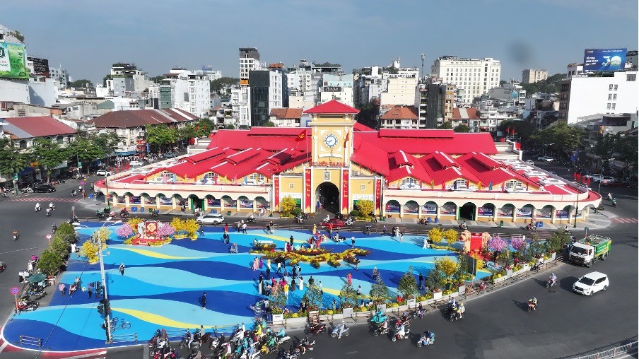 Chợ Bến Thành "khoác áo mới” thêm sinh động.