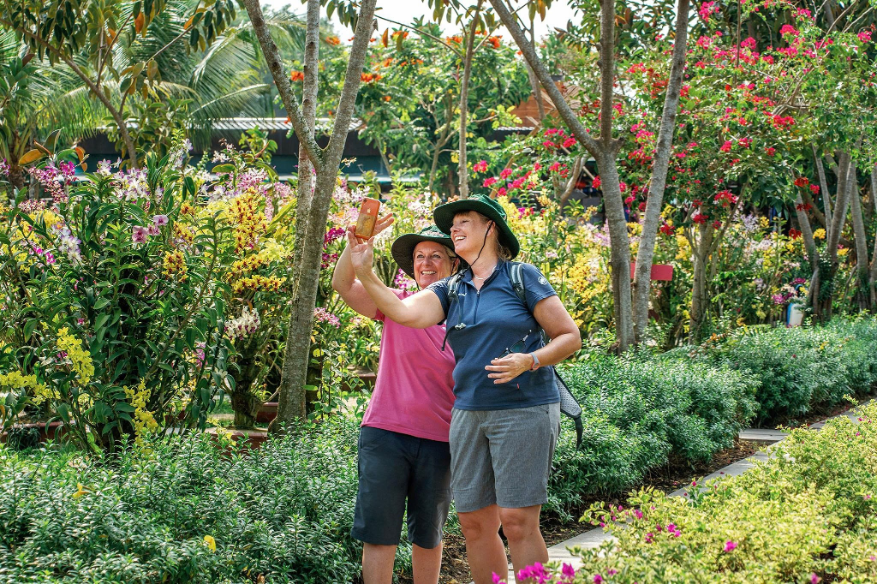 Không gian tràn ngập sắc hoa. Không gian tràn ngập sắc hoa.