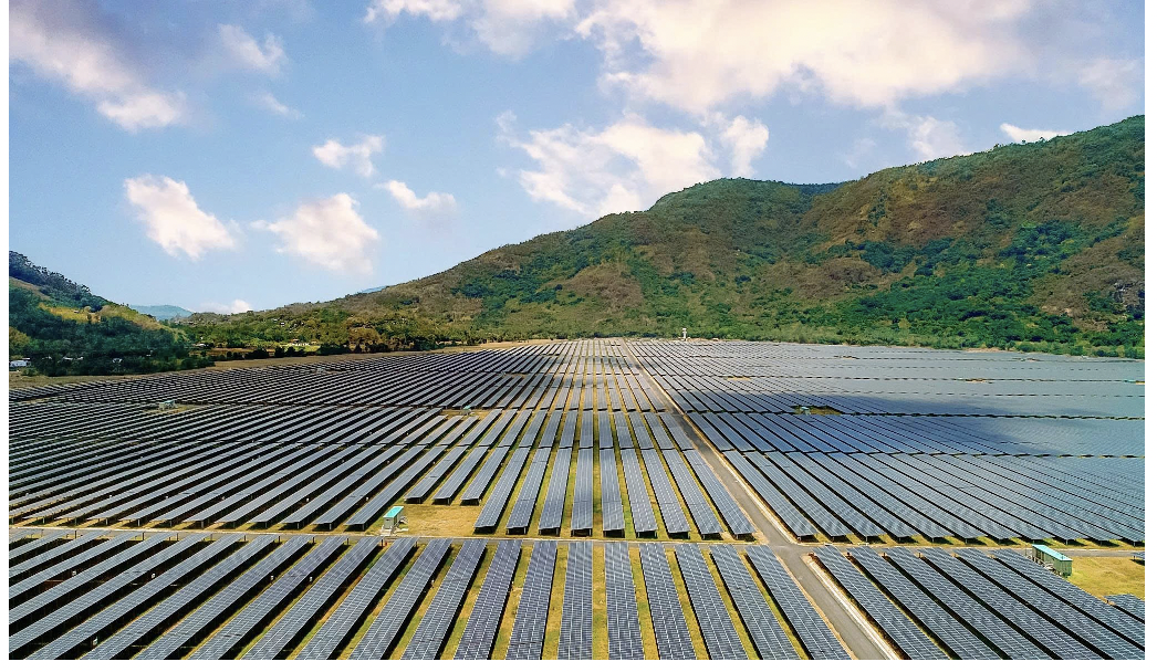 Toàn cảnh Nhà máy điện mặt trời Sao Mai 210 MWp (An Giang), biểu tượng của sự kết hợp thành công giữa năng lượng sạch và du lịch sinh thái (An Hảo Solar Farm), nền tảng cho các bước tiến vươn tầm quốc tế của Tập đoàn.
