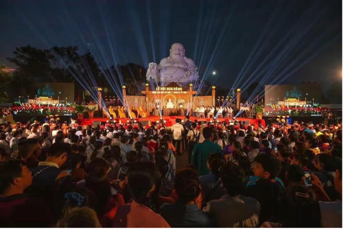 Khung cảnh hoa đăng lung linh.