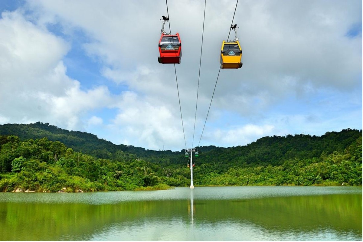 Cabin cáp treo Núi Cấm lướt giữa tầng mây trắng.