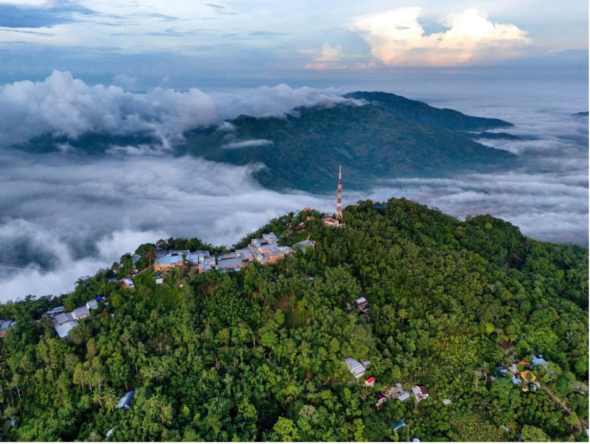 Toàn cảnh Thất Sơn trong biển mây bồng bềnh.