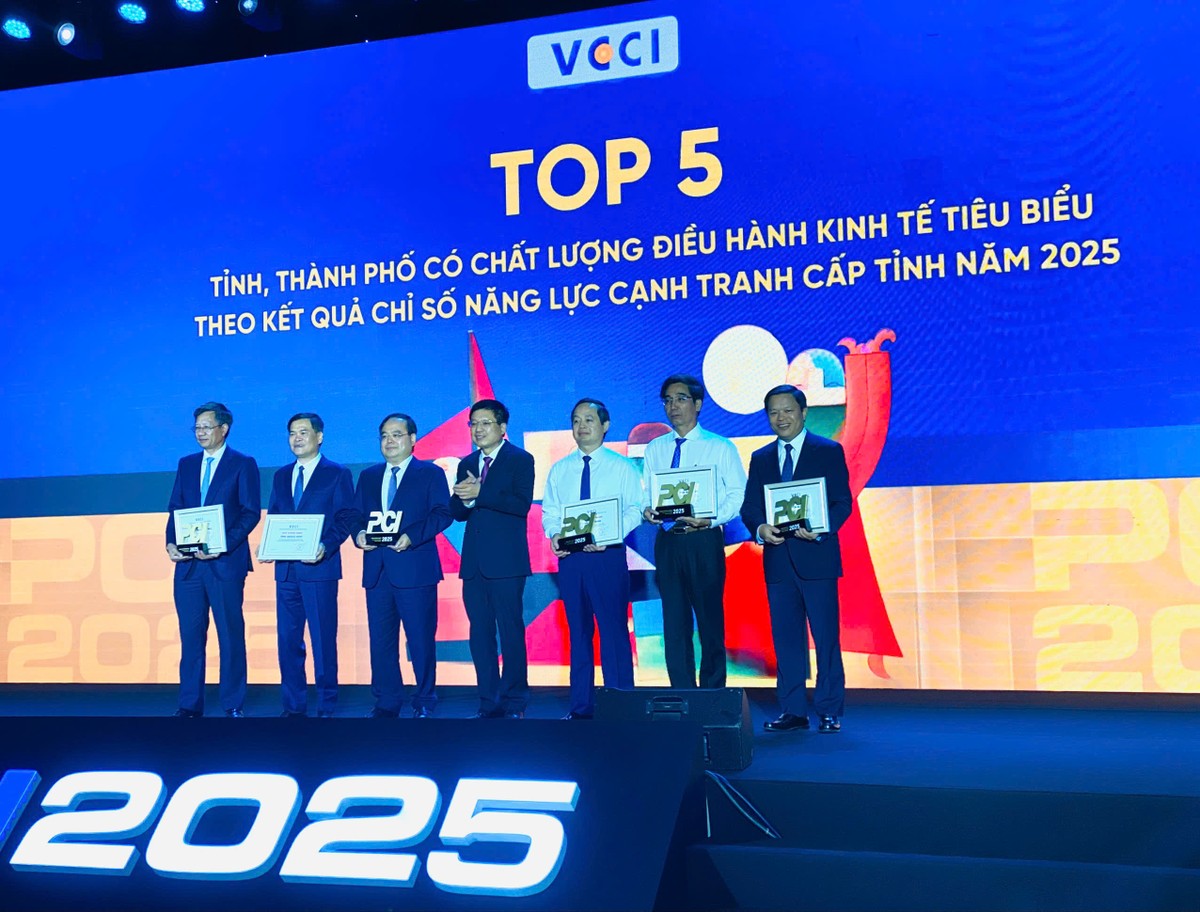 Ông Hồ Sỹ Hùng, Chủ tịch VCCI (ở giữa) trao chứng nhận và kỷ niệm chương cho lãnh đạo 5 tỉnh, thành phố có chất lượng điều hành kinh tế tiêu biểu theo kết quả chỉ số PCI 2025. Ảnh H.Y