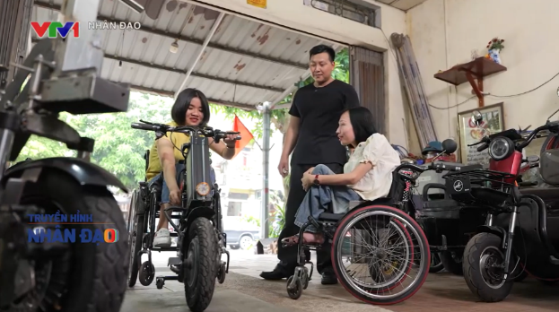 Với chị Nga, mỗi chiếc xe không chỉ là phương tiện đi lại mà còn là “đôi chân thứ hai”, giúp người khuyết tật chủ động hơn trong cuộc sống. Với chị Nga, mỗi chiếc xe không chỉ là phương tiện đi lại mà còn là “đôi chân thứ hai”, giúp người khuyết tật chủ động hơn trong cuộc sống.