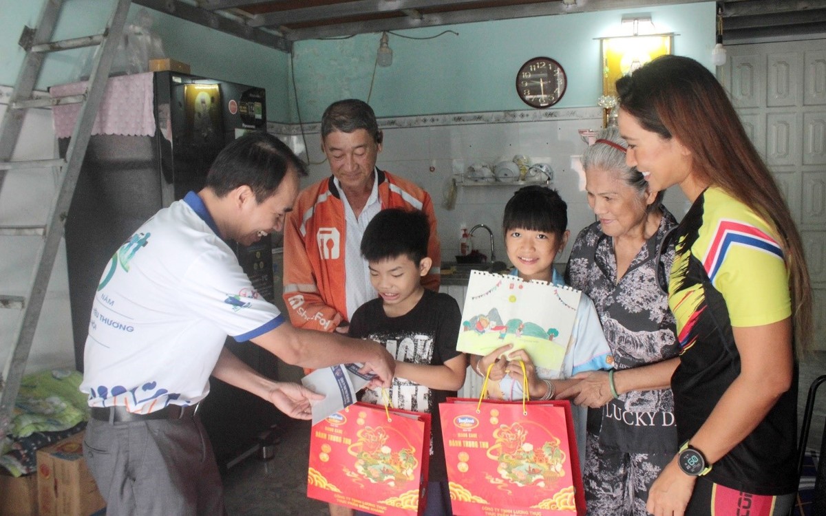 Những chuyến thăm đã trở nên quen thuộc, được các em và gia đình mong chờ. Những chuyến thăm đã trở nên quen thuộc, được các em và gia đình mong chờ.
