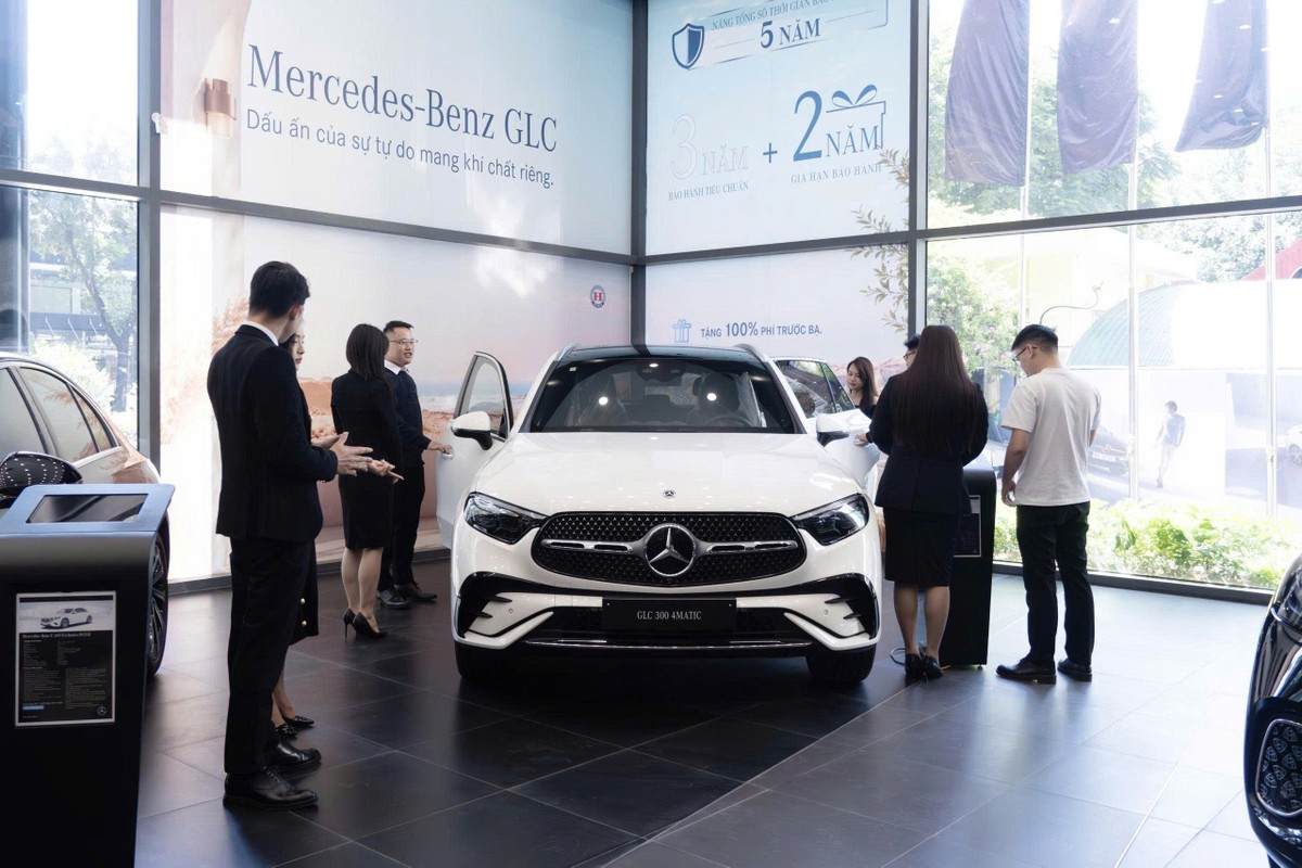 Rất đông khách hàng đến các đại lý của Haxaco tìm hiểu mua GLC khi hãng có chính sách mới. Rất đông khách hàng đến các đại lý của Haxaco tìm hiểu mua GLC khi hãng có chính sách mới.