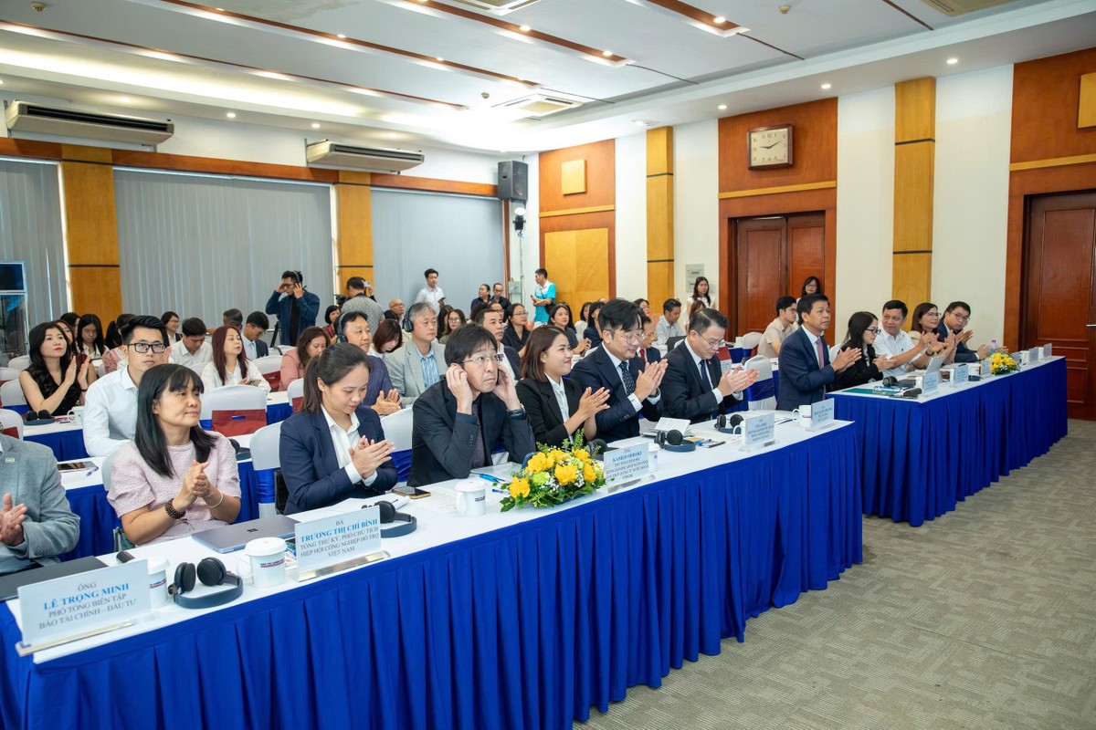 Toạ đàm Kết nối doanh nghiệp Việt trong chuỗi cung ứng toàn cầu có sự tham gia của đại diện cơ quan quản lý nhà nước, cơ quan ngoại giao, doanh nghiệp, hiệp hội doanh nghiệp trong và ngoài nước cùng các chuyên gia kinh tế. Ảnh Đức Thanh