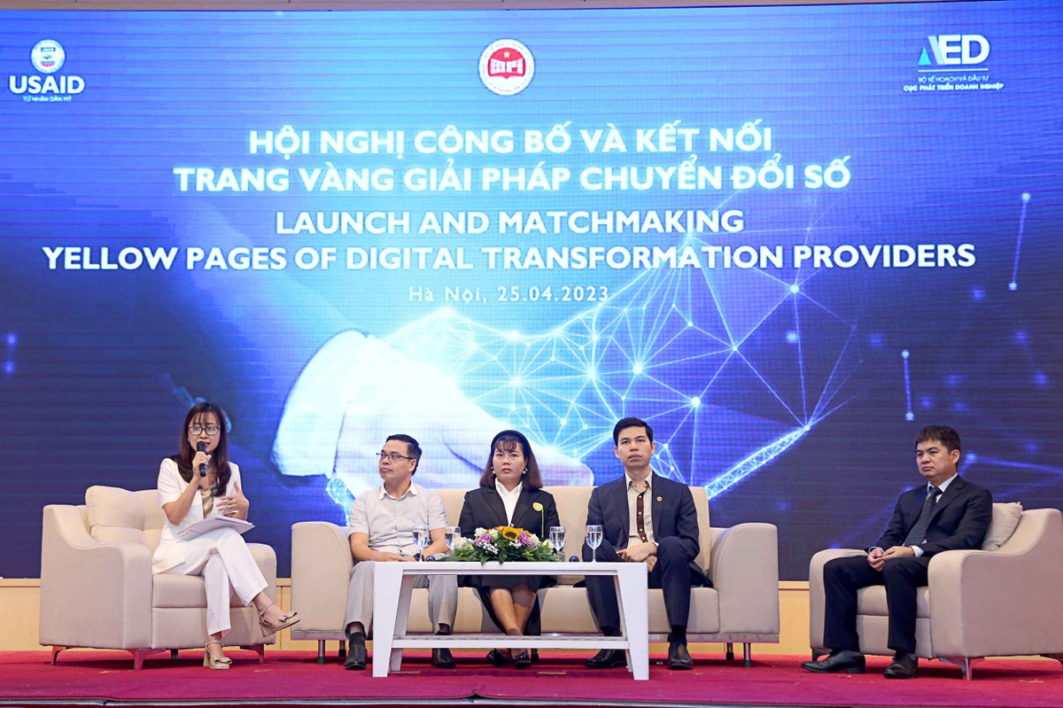 Bà Cù Thị Chung, Giám đốc Vinorsoft (ở giữa) chia sẻ tại Hội nghị