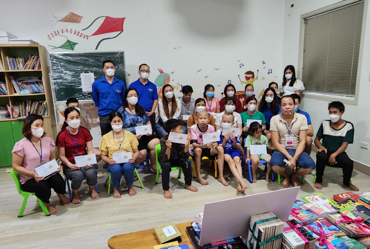 20 suất học bổng trị giá 20 triệu đồng được trao đến các bệnh nhi đang điều trị ung thư máu tại Viện Huyết học – Truyền máu TW 20 suất học bổng trị giá 20 triệu đồng được trao đến các bệnh nhi đang điều trị ung thư máu tại Viện Huyết học – Truyền máu TW