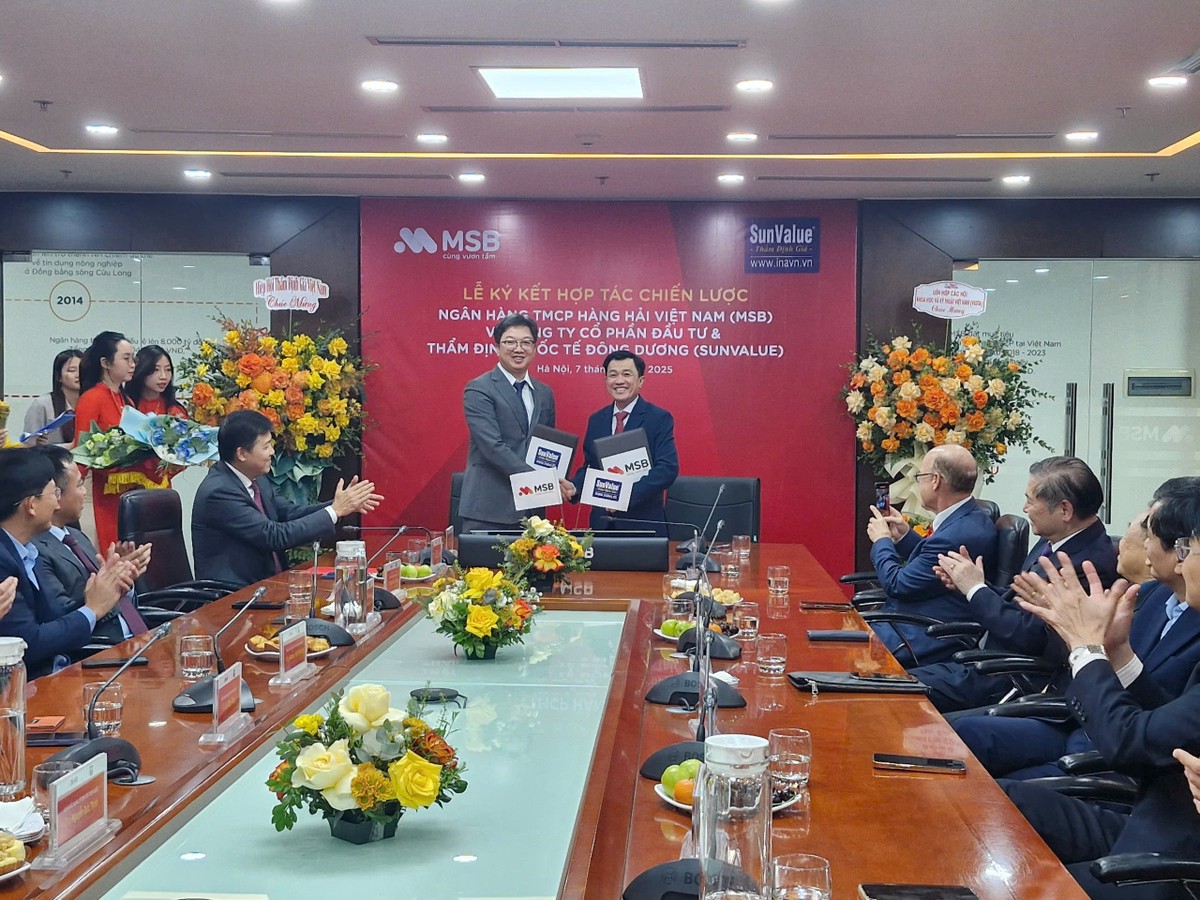 Ông Nguyễn Hoàng Linh - Tổng giám đốc MSB (trái) và ông Trương Thái Sơn - Chủ tịch Công ty TNHH Tập đoàn Thẩm định giá SunValue (phải) tham gia ký kết thỏa thuận hợp tác