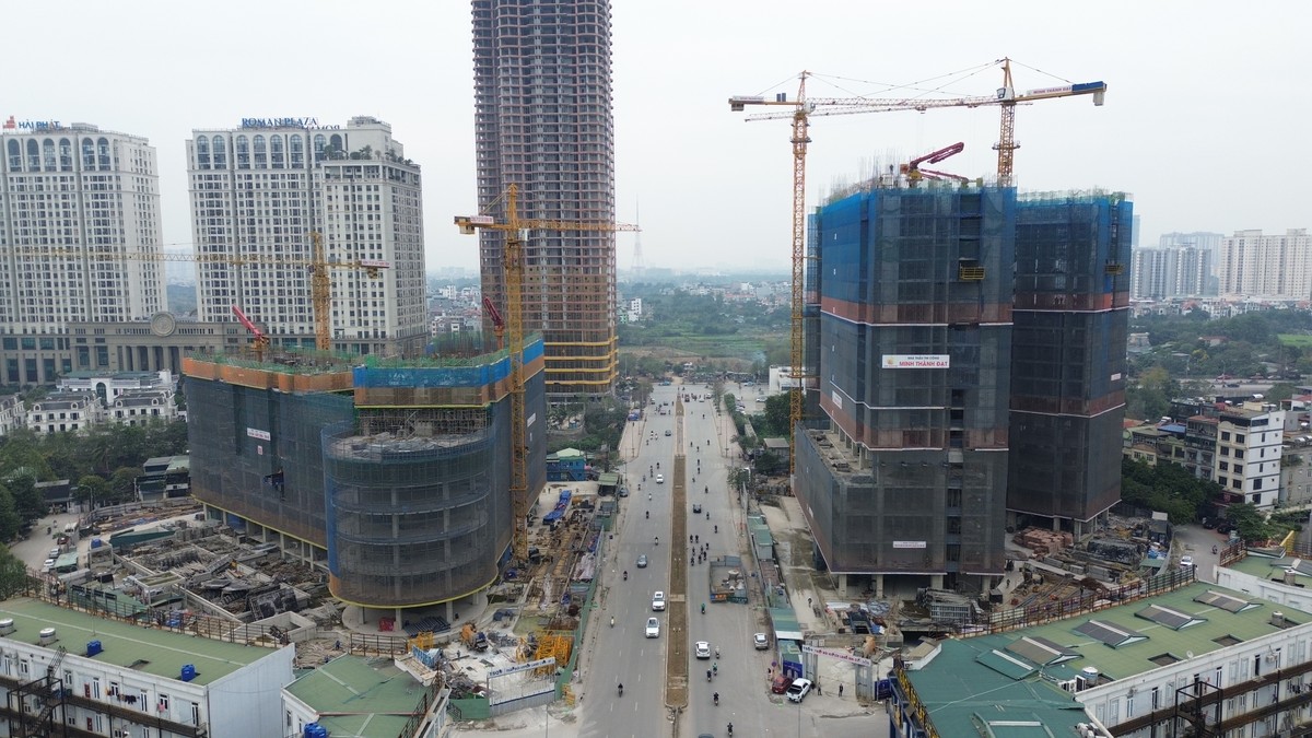 Mặc dù vậy, các chung cư mới vẫn tiếp tục mọc lên. Trong ảnh là dự án Tháp đôi Kepler Tower của TSQ Việt Nam. Giá chào bán được môi giới tư vấn cao ngất ngưởng lên tới 80 - 85 triệu đồng/m2 cho căn hộ diện tích 50 - 55m2, chưa bao gồm thuế và phí, tương đương khoảng gần 5 tỷ đồng. Mặc dù vậy, các chung cư mới vẫn tiếp tục mọc lên. Trong ảnh là dự án Tháp đôi Kepler Tower của TSQ Việt Nam. Giá chào bán được môi giới tư vấn cao ngất ngưởng lên tới 80 - 85 triệu đồng/m2 cho căn hộ diện tích 50 - 55m2, chưa bao gồm thuế và phí, tương đương khoảng gần 5 tỷ đồng.