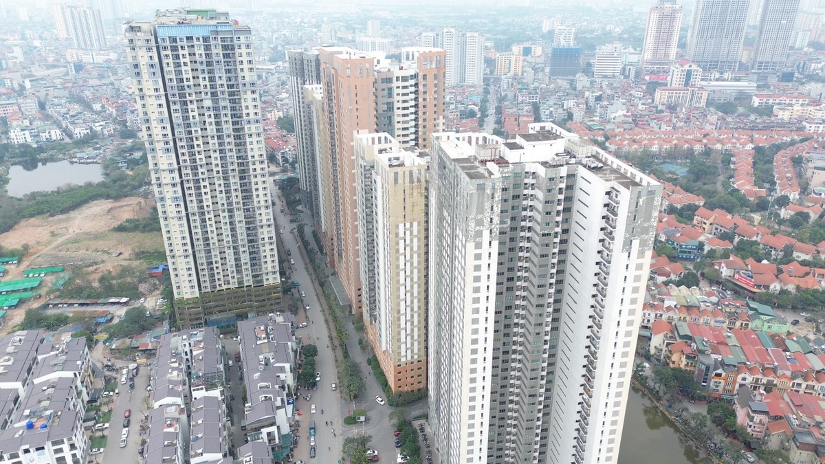 Đường Tố Hữu là một trong những khu vực có mật độ gia tăng dân số nhanh nhất Hà Nội. Tại khu vực này, chung cư mọc san sát nhau với lượng dân cư mỗi tòa lên tới hàng ngàn người Đường Tố Hữu là một trong những khu vực có mật độ gia tăng dân số nhanh nhất Hà Nội. Tại khu vực này, chung cư mọc san sát nhau với lượng dân cư mỗi tòa lên tới hàng ngàn người