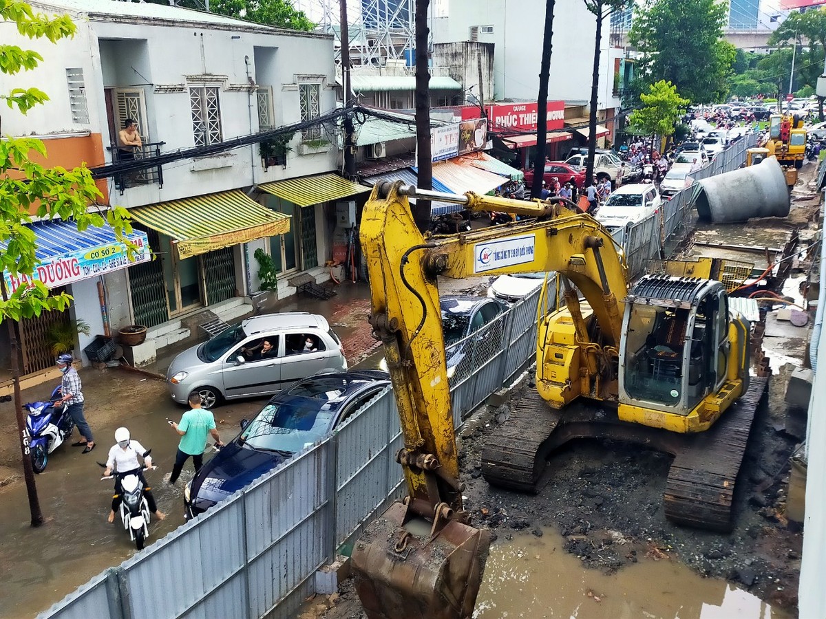TP.HCM: Đường Nguyễn Hữu Cảnh lại ngập sau cơn mưa đầu mùa ảnh 9