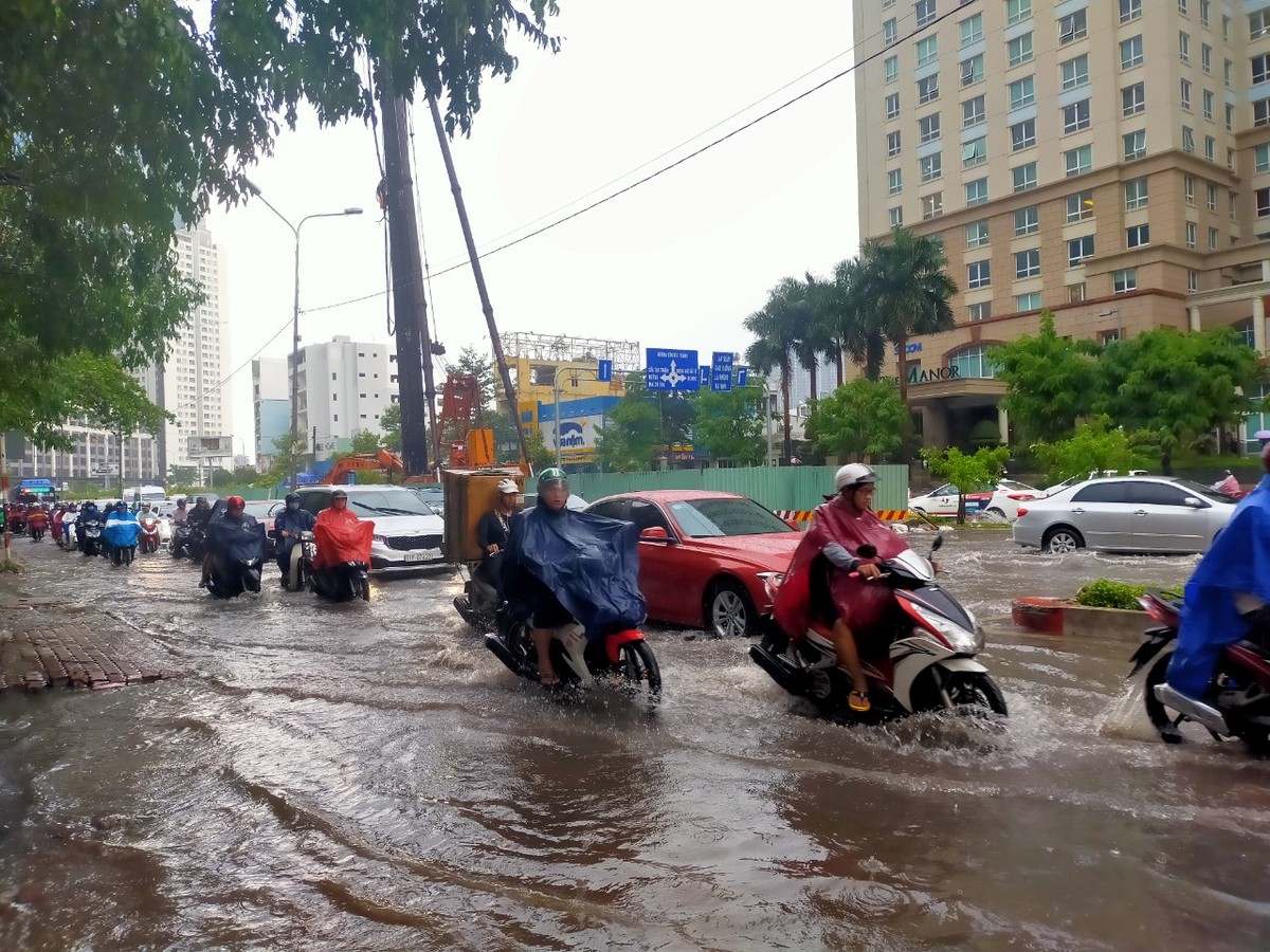 TP.HCM: Đường Nguyễn Hữu Cảnh lại ngập sau cơn mưa đầu mùa ảnh 2