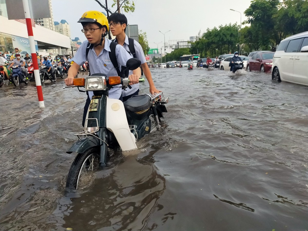 TP.HCM: Đường Nguyễn Hữu Cảnh lại ngập sau cơn mưa đầu mùa ảnh 4