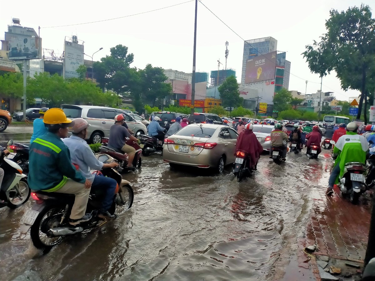 TP.HCM: Đường Nguyễn Hữu Cảnh lại ngập sau cơn mưa đầu mùa ảnh 6