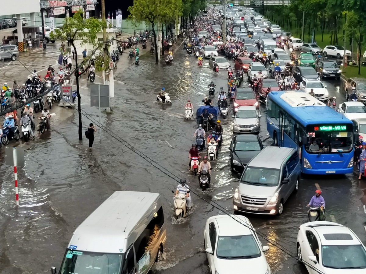 TP.HCM: Đường Nguyễn Hữu Cảnh lại ngập sau cơn mưa đầu mùa ảnh 7
