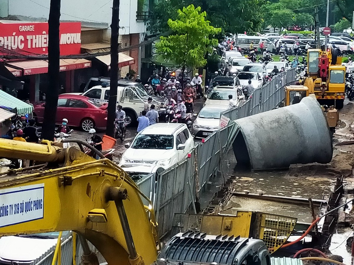 TP.HCM: Đường Nguyễn Hữu Cảnh lại ngập sau cơn mưa đầu mùa ảnh 8