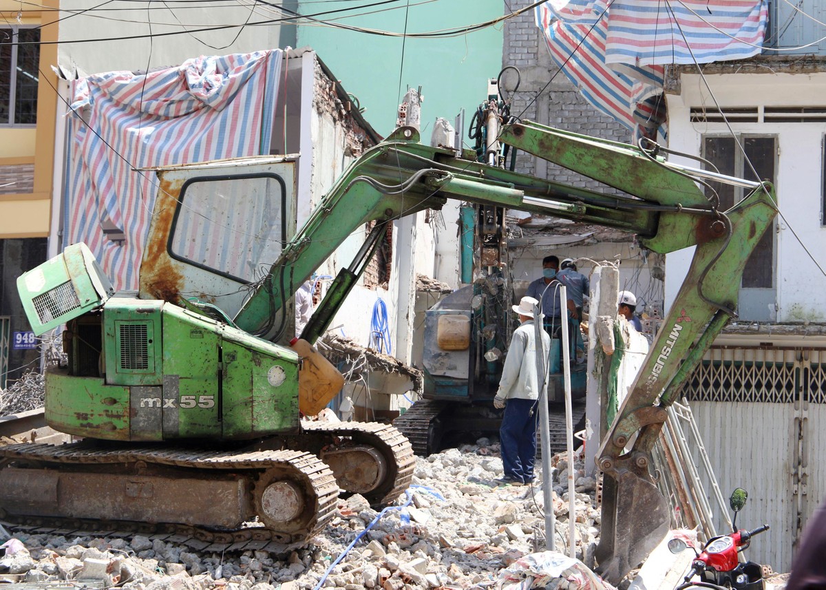 Nhiều căn nhà vừa được phá dỡ, gạch đá còn nằm ngổn ngang.