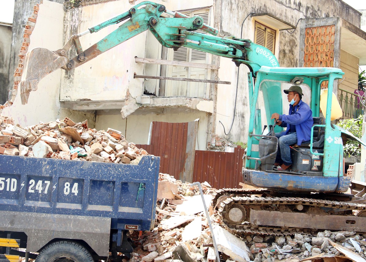 Những phế thải như gạch đá, xi măng, mảnh vụn... nhanh chóng được đưa lên xe để vận chuyển đi nơi khác để làm sạch mặt bằng.